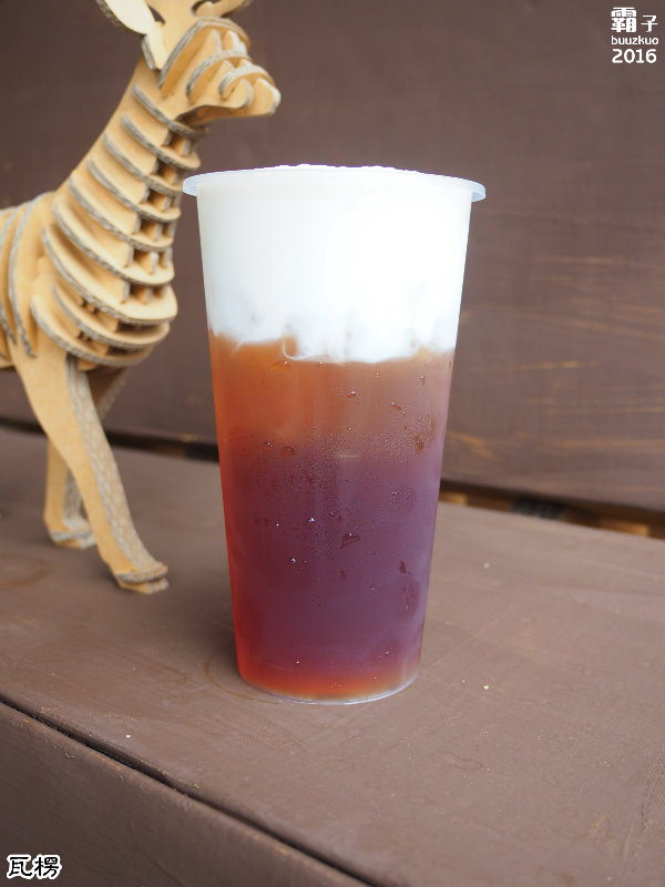 瓦楞飲品專賣店：瓦楞飲品，中科商圈岩鹽奶蓋熱熱喝，薑汁奶茶也很推～