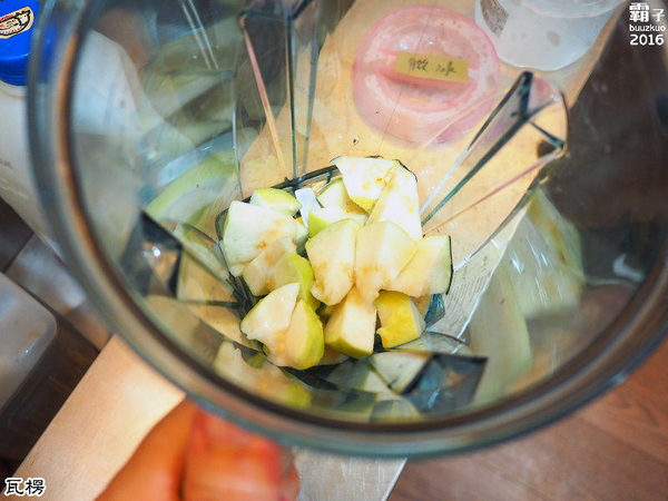 瓦楞飲品專賣店：瓦楞飲品，中科商圈岩鹽奶蓋熱熱喝，薑汁奶茶也很推～