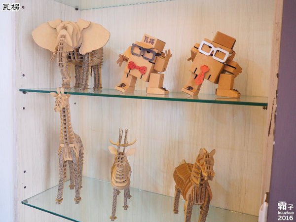 瓦楞飲品專賣店：瓦楞飲品，中科商圈岩鹽奶蓋熱熱喝，薑汁奶茶也很推～