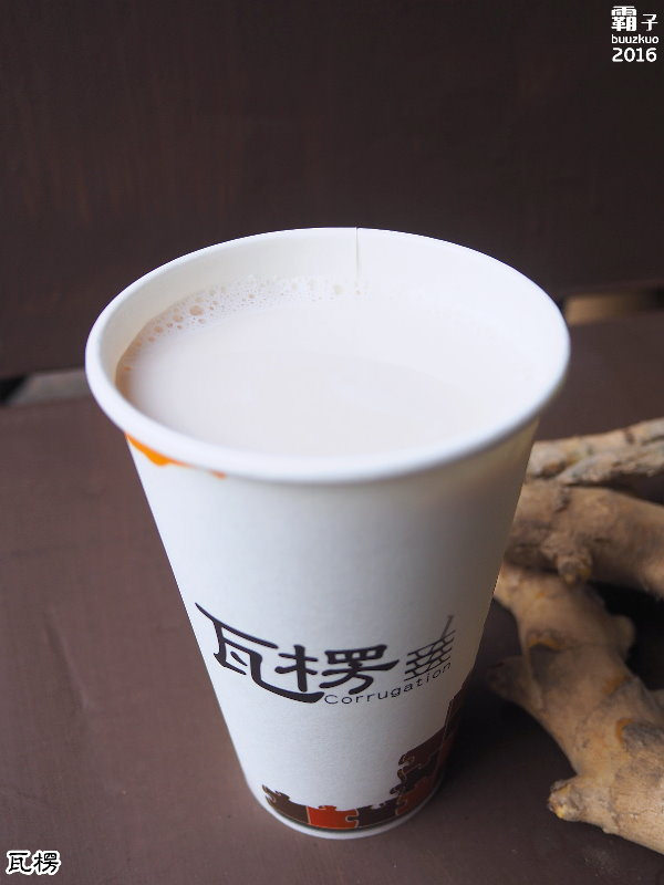 瓦楞飲品專賣店：瓦楞飲品，中科商圈岩鹽奶蓋熱熱喝，薑汁奶茶也很推～