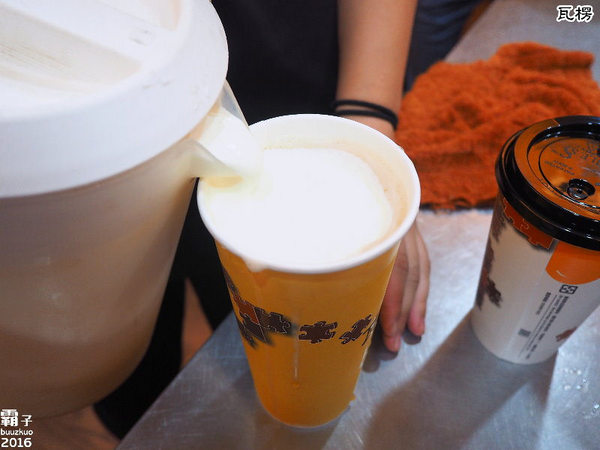 瓦楞飲品專賣店：瓦楞飲品，中科商圈岩鹽奶蓋熱熱喝，薑汁奶茶也很推～