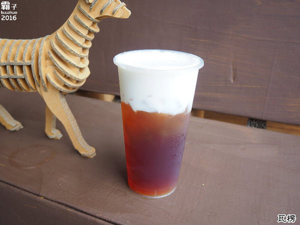 瓦楞飲品專賣店：瓦楞飲品，中科商圈岩鹽奶蓋熱熱喝，薑汁奶茶也很推～