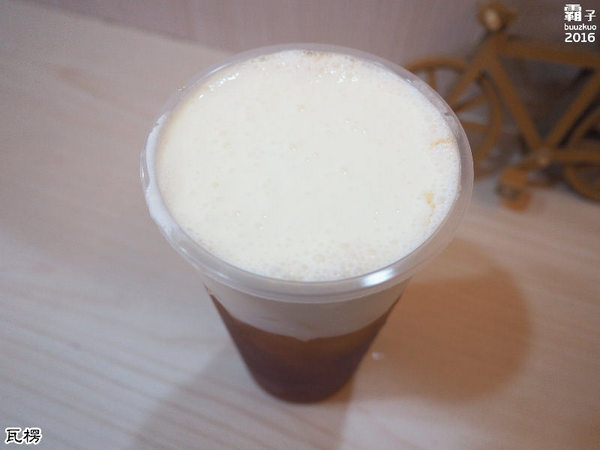 瓦楞飲品專賣店：瓦楞飲品，中科商圈岩鹽奶蓋熱熱喝，薑汁奶茶也很推～