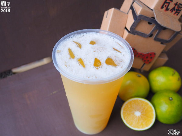 瓦楞飲品專賣店：瓦楞飲品，中科商圈岩鹽奶蓋熱熱喝，薑汁奶茶也很推～