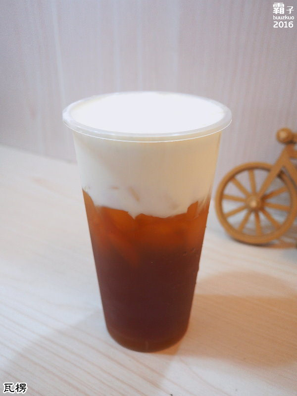 瓦楞飲品專賣店：瓦楞飲品，中科商圈岩鹽奶蓋熱熱喝，薑汁奶茶也很推～