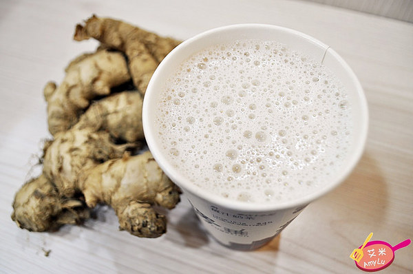 瓦楞飲品專賣店:西屯童趣特色手搖飲。瓦楞飲品Corrugation。必點岩鹽奶蓋系列、冬季限定薑汁奶茶/芋頭牛奶、鮮打水果茶 現場瓦楞紙搖搖馬大人小孩搶著玩 鄰近中科商圈 水堀頭黃昏市場正對面