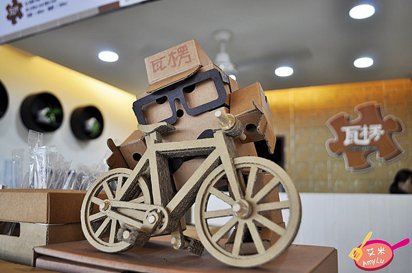 瓦楞飲品專賣店:西屯童趣特色手搖飲。瓦楞飲品Corrugation。必點岩鹽奶蓋系列、冬季限定薑汁奶茶/芋頭牛奶、鮮打水果茶 現場瓦楞紙搖搖馬大人小孩搶著玩 鄰近中科商圈 水堀頭黃昏市場正對面