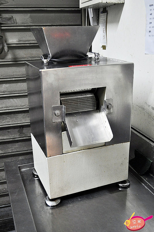 瓦楞飲品專賣店:西屯童趣特色手搖飲。瓦楞飲品Corrugation。必點岩鹽奶蓋系列、冬季限定薑汁奶茶/芋頭牛奶、鮮打水果茶 現場瓦楞紙搖搖馬大人小孩搶著玩 鄰近中科商圈 水堀頭黃昏市場正對面