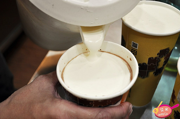 瓦楞飲品專賣店:西屯童趣特色手搖飲。瓦楞飲品Corrugation。必點岩鹽奶蓋系列、冬季限定薑汁奶茶/芋頭牛奶、鮮打水果茶 現場瓦楞紙搖搖馬大人小孩搶著玩 鄰近中科商圈 水堀頭黃昏市場正對面