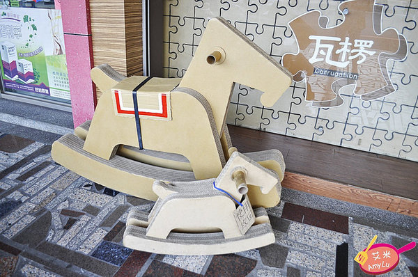 瓦楞飲品專賣店:西屯童趣特色手搖飲。瓦楞飲品Corrugation。必點岩鹽奶蓋系列、冬季限定薑汁奶茶/芋頭牛奶、鮮打水果茶 現場瓦楞紙搖搖馬大人小孩搶著玩 鄰近中科商圈 水堀頭黃昏市場正對面