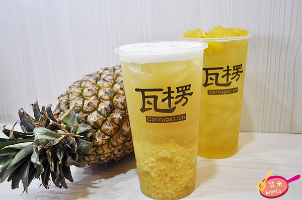 瓦楞飲品專賣店:西屯童趣特色手搖飲。瓦楞飲品Corrugation。必點岩鹽奶蓋系列、冬季限定薑汁奶茶/芋頭牛奶、鮮打水果茶 現場瓦楞紙搖搖馬大人小孩搶著玩 鄰近中科商圈 水堀頭黃昏市場正對面