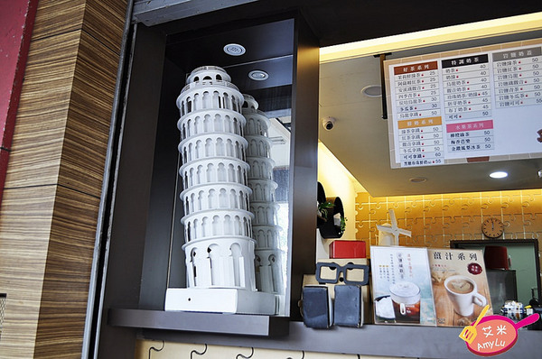 瓦楞飲品專賣店:西屯童趣特色手搖飲。瓦楞飲品Corrugation。必點岩鹽奶蓋系列、冬季限定薑汁奶茶/芋頭牛奶、鮮打水果茶 現場瓦楞紙搖搖馬大人小孩搶著玩 鄰近中科商圈 水堀頭黃昏市場正對面