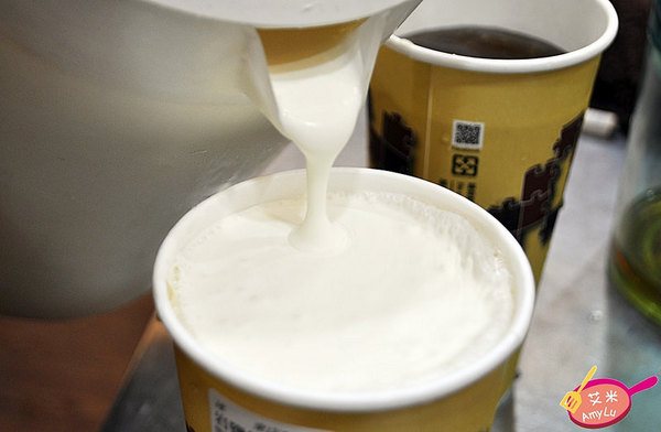 瓦楞飲品專賣店:西屯童趣特色手搖飲。瓦楞飲品Corrugation。必點岩鹽奶蓋系列、冬季限定薑汁奶茶/芋頭牛奶、鮮打水果茶 現場瓦楞紙搖搖馬大人小孩搶著玩 鄰近中科商圈 水堀頭黃昏市場正對面