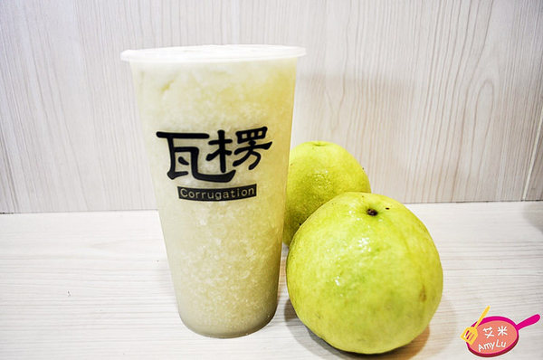 瓦楞飲品專賣店:西屯童趣特色手搖飲。瓦楞飲品Corrugation。必點岩鹽奶蓋系列、冬季限定薑汁奶茶/芋頭牛奶、鮮打水果茶 現場瓦楞紙搖搖馬大人小孩搶著玩 鄰近中科商圈 水堀頭黃昏市場正對面