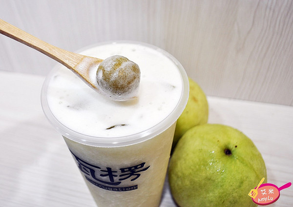 瓦楞飲品專賣店:西屯童趣特色手搖飲。瓦楞飲品Corrugation。必點岩鹽奶蓋系列、冬季限定薑汁奶茶/芋頭牛奶、鮮打水果茶 現場瓦楞紙搖搖馬大人小孩搶著玩 鄰近中科商圈 水堀頭黃昏市場正對面