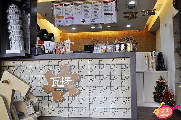 瓦楞飲品專賣店:西屯童趣特色手搖飲。瓦楞飲品Corrugation。必點岩鹽奶蓋系列、冬季限定薑汁奶茶/芋頭牛奶、鮮打水果茶 現場瓦楞紙搖搖馬大人小孩搶著玩 鄰近中科商圈 水堀頭黃昏市場正對面