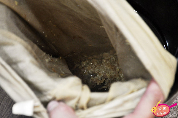 瓦楞飲品專賣店:西屯童趣特色手搖飲。瓦楞飲品Corrugation。必點岩鹽奶蓋系列、冬季限定薑汁奶茶/芋頭牛奶、鮮打水果茶 現場瓦楞紙搖搖馬大人小孩搶著玩 鄰近中科商圈 水堀頭黃昏市場正對面