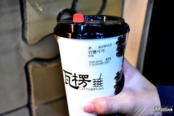 【台中。美食】西屯 / 瓦楞,特色飲品,讓人難以忘懷的滋味,岩鹽奶蓋系列,順口鹹味和茶香的好組合