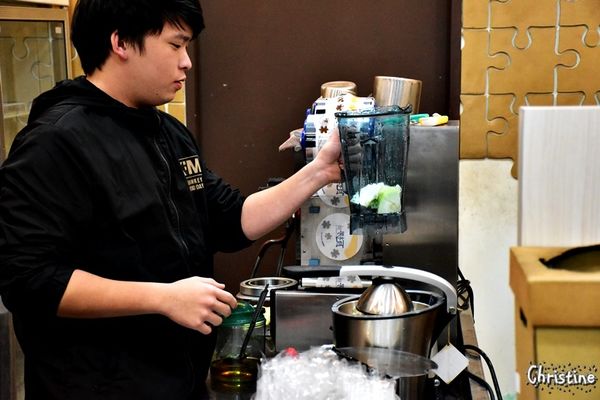 【台中。美食】西屯 / 瓦楞,特色飲品,讓人難以忘懷的滋味,岩鹽奶蓋系列,順口鹹味和茶香的好組合