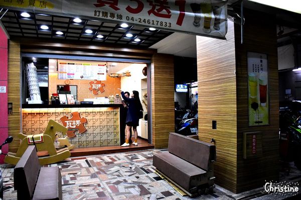 【台中。美食】西屯 / 瓦楞,特色飲品,讓人難以忘懷的滋味,岩鹽奶蓋系列,順口鹹味和茶香的好組合