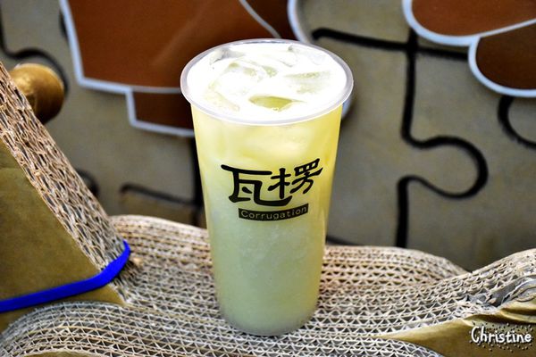 【台中。美食】西屯 / 瓦楞,特色飲品,讓人難以忘懷的滋味,岩鹽奶蓋系列,順口鹹味和茶香的好組合