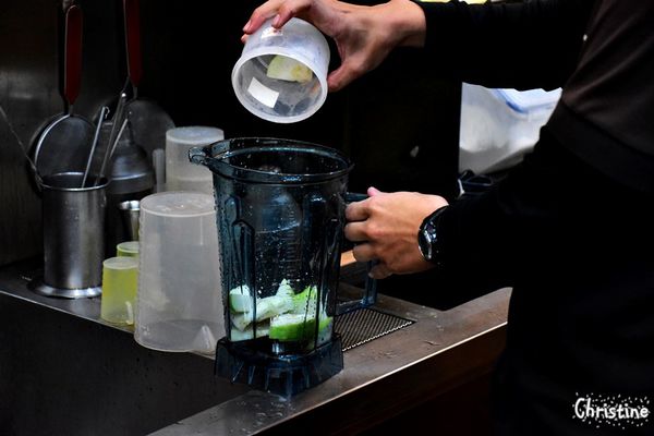 【台中。美食】西屯 / 瓦楞,特色飲品,讓人難以忘懷的滋味,岩鹽奶蓋系列,順口鹹味和茶香的好組合