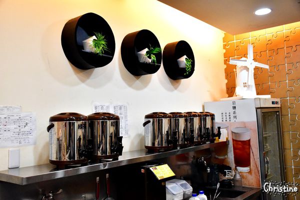 【台中。美食】西屯 / 瓦楞,特色飲品,讓人難以忘懷的滋味,岩鹽奶蓋系列,順口鹹味和茶香的好組合