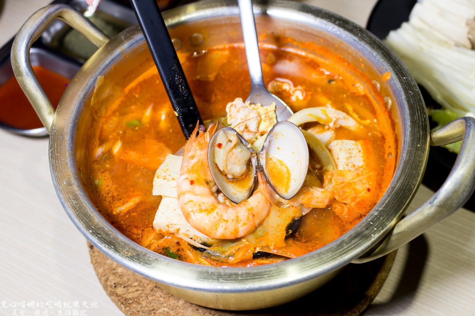 高雄前鎮︱油蔥酥韓國烤肉村　大口喝酒、大口吃肉！！專人烤肉不忙亂❤吃烤肉也能學韓語喲！！요정수 구이마을