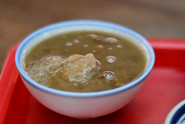 探索蝸牛巷美食「綠豆皮台式甜湯」，品嚐中西區最愛綠豆湯
