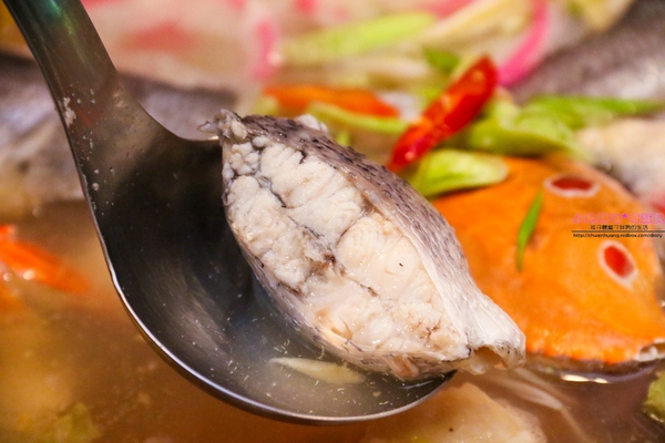 漁川火烤海鮮：【土城熱炒】☼漁川火烤海鮮☼用料豐富的昆布海鮮鍋、活跳跳的波士頓龍蝦各式料理，尚青的海鮮等你來品嚐～♥♥