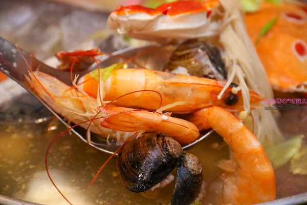 漁川火烤海鮮：【土城熱炒】☼漁川火烤海鮮☼用料豐富的昆布海鮮鍋、活跳跳的波士頓龍蝦各式料理，尚青的海鮮等你來品嚐～♥♥