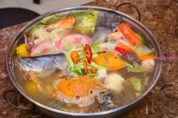漁川火烤海鮮：【土城熱炒】☼漁川火烤海鮮☼用料豐富的昆布海鮮鍋、活跳跳的波士頓龍蝦各式料理，尚青的海鮮等你來品嚐～♥♥