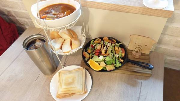 雨田+：雨田+ - 新店知名早午餐 四種起司組成的超爆漿豪華綜合起司土司怎麼可以錯過 悠閒假日的好去處