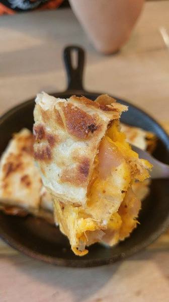 雨田+：雨田+ - 新店知名早午餐 四種起司組成的超爆漿豪華綜合起司土司怎麼可以錯過 悠閒假日的好去處