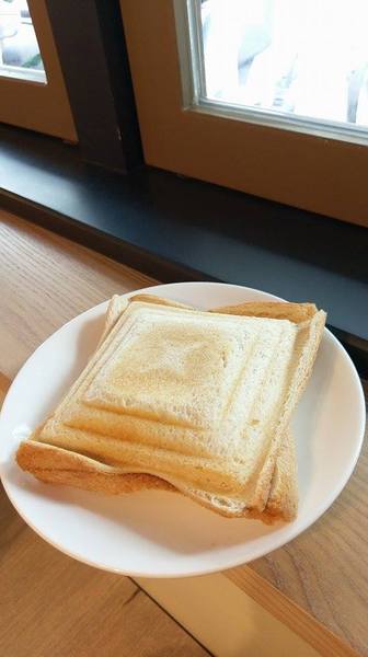 雨田+：雨田+ - 新店知名早午餐 四種起司組成的超爆漿豪華綜合起司土司怎麼可以錯過 悠閒假日的好去處