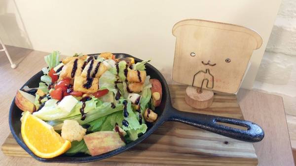 雨田+：雨田+ - 新店知名早午餐 四種起司組成的超爆漿豪華綜合起司土司怎麼可以錯過 悠閒假日的好去處