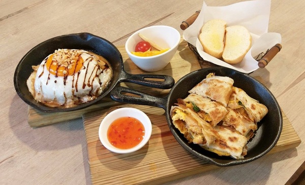 雨田+：雨田+ - 新店知名早午餐 四種起司組成的超爆漿豪華綜合起司土司怎麼可以錯過 悠閒假日的好去處