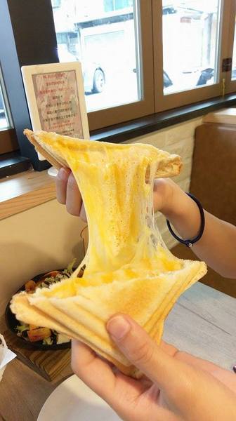 雨田+：雨田+ - 新店知名早午餐 四種起司組成的超爆漿豪華綜合起司土司怎麼可以錯過 悠閒假日的好去處
