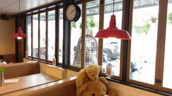 雨田+：雨田+ - 新店知名早午餐 四種起司組成的超爆漿豪華綜合起司土司怎麼可以錯過 悠閒假日的好去處