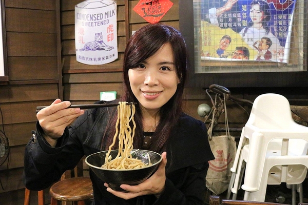 台灣鹿港囝仔：【彰化食記】鹿港的特色店家~台灣鹿港の子/台灣鹿港囝仔-人文生活館/原來是一家走復古風的滷味店吶/黃金麵懷舊遊樂園/舊街景