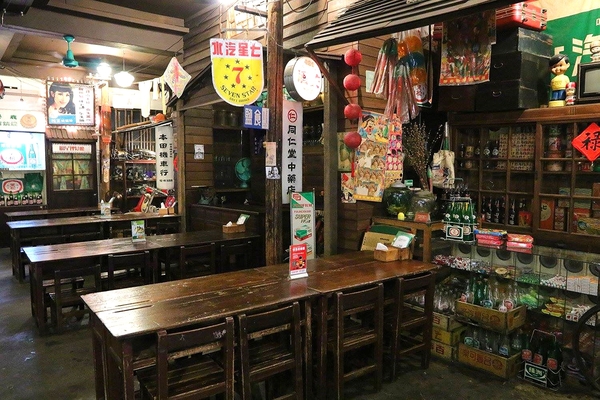 台灣鹿港囝仔：【彰化食記】鹿港的特色店家~台灣鹿港の子/台灣鹿港囝仔-人文生活館/原來是一家走復古風的滷味店吶/黃金麵懷舊遊樂園/舊街景