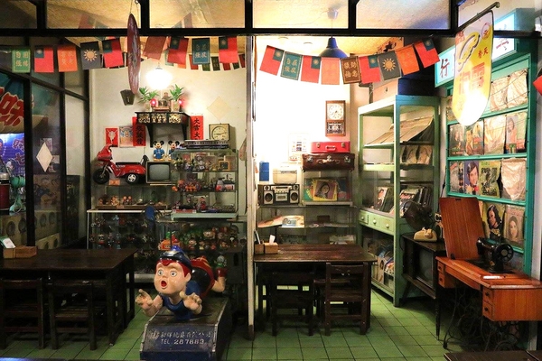 台灣鹿港囝仔：【彰化食記】鹿港的特色店家~台灣鹿港の子/台灣鹿港囝仔-人文生活館/原來是一家走復古風的滷味店吶/黃金麵懷舊遊樂園/舊街景