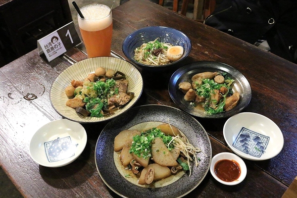 台灣鹿港囝仔：【彰化食記】鹿港的特色店家~台灣鹿港の子/台灣鹿港囝仔-人文生活館/原來是一家走復古風的滷味店吶/黃金麵懷舊遊樂園/舊街景