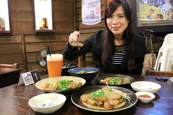 台灣鹿港囝仔：【彰化食記】鹿港的特色店家~台灣鹿港の子/台灣鹿港囝仔-人文生活館/原來是一家走復古風的滷味店吶/黃金麵懷舊遊樂園/舊街景