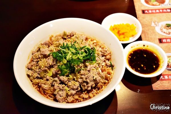 【台北。美食】善導寺站 / 九寨川味精緻麵食館，經典牛肉麵/麻辣麵，好喝的酥麻湯底，澎湃不膩口的滷味拼盤