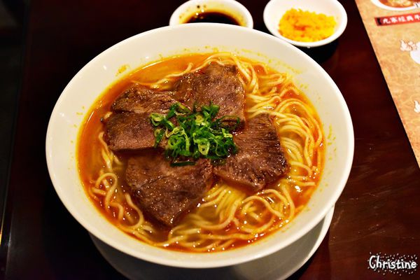 【台北。美食】善導寺站 / 九寨川味精緻麵食館，經典牛肉麵/麻辣麵，好喝的酥麻湯底，澎湃不膩口的滷味拼盤