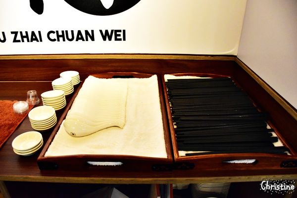 【台北。美食】善導寺站 / 九寨川味精緻麵食館，經典牛肉麵/麻辣麵，好喝的酥麻湯底，澎湃不膩口的滷味拼盤