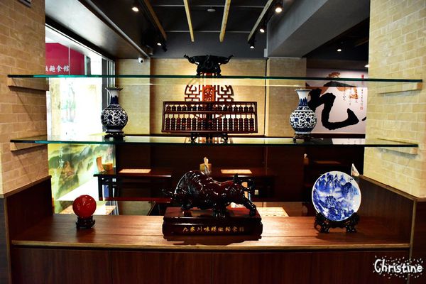 【台北。美食】善導寺站 / 九寨川味精緻麵食館，經典牛肉麵/麻辣麵，好喝的酥麻湯底，澎湃不膩口的滷味拼盤