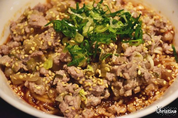 【台北。美食】善導寺站 / 九寨川味精緻麵食館，經典牛肉麵/麻辣麵，好喝的酥麻湯底，澎湃不膩口的滷味拼盤