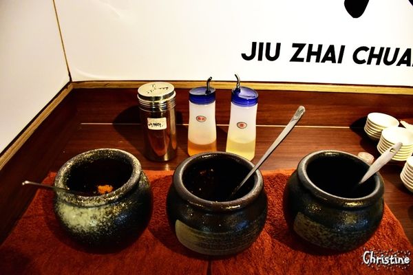 【台北。美食】善導寺站 / 九寨川味精緻麵食館，經典牛肉麵/麻辣麵，好喝的酥麻湯底，澎湃不膩口的滷味拼盤